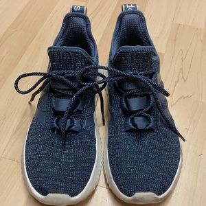 Adidas Size 7 shoes. Great Condition!